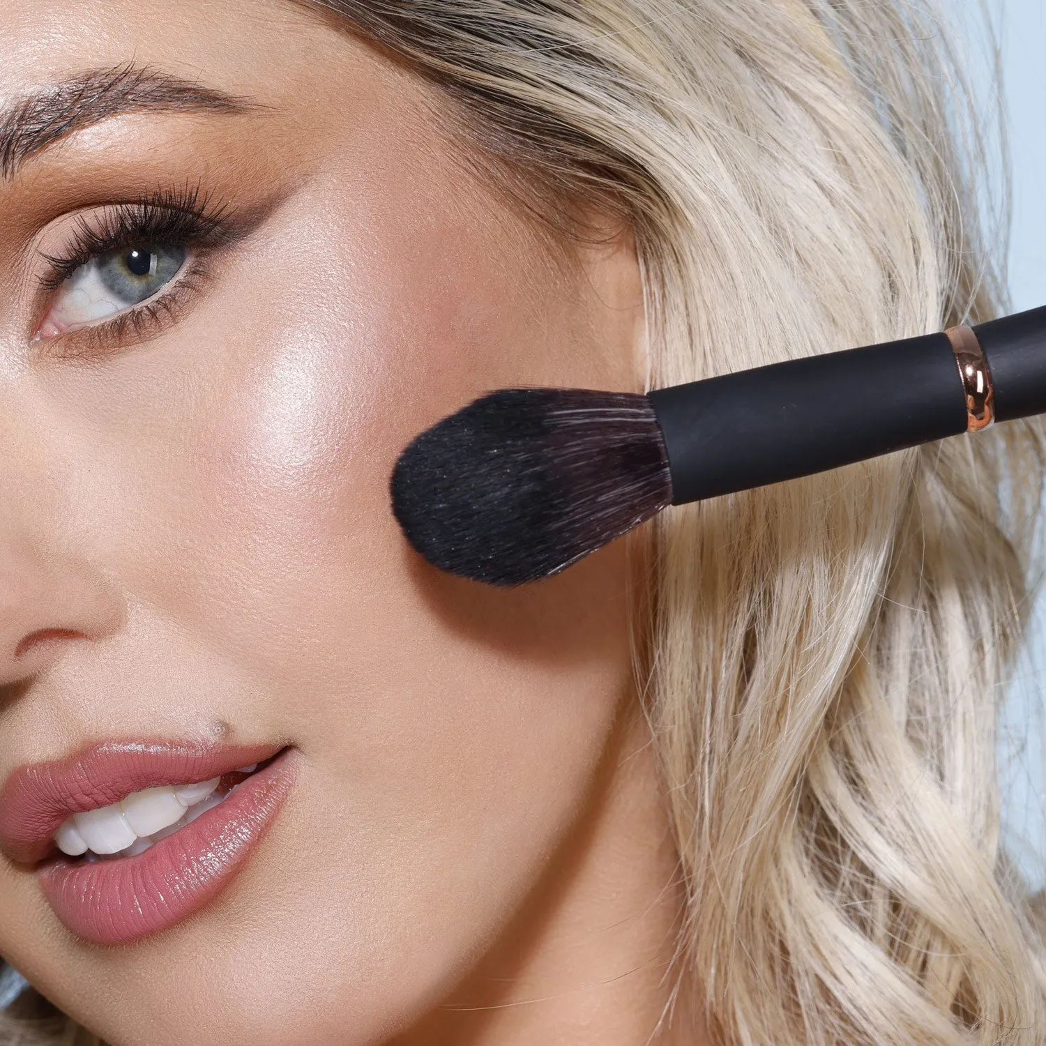 YB5 Cheek Luxe Brush